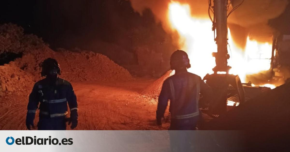 Bomberos de Tenerife intervienen en el incendio de una maquinaria de obra en la TF-61