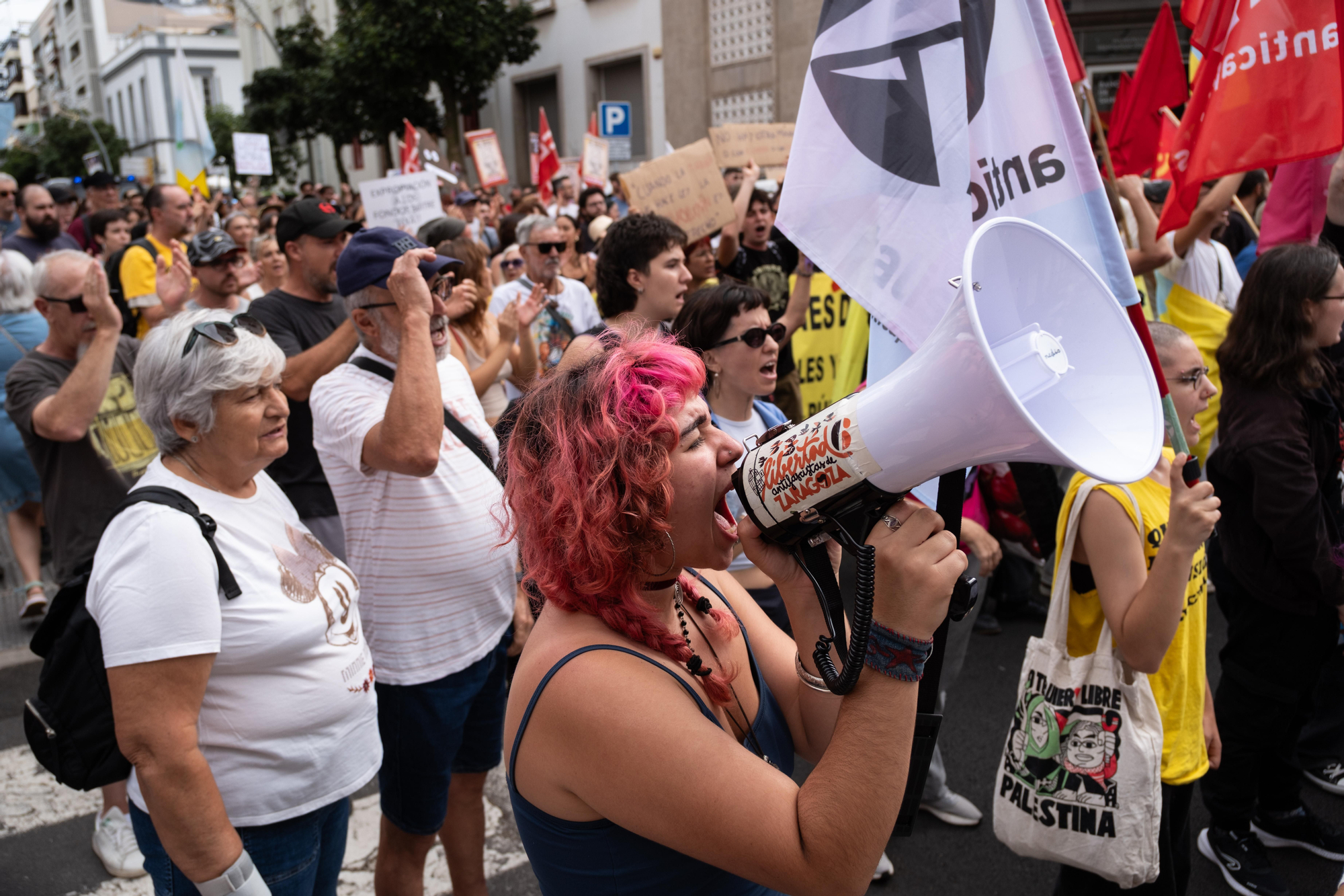 Miles de canarios han salido a la calle este sábado en Santa Cruz de Tenerife, para alzar la voz contra la especulación