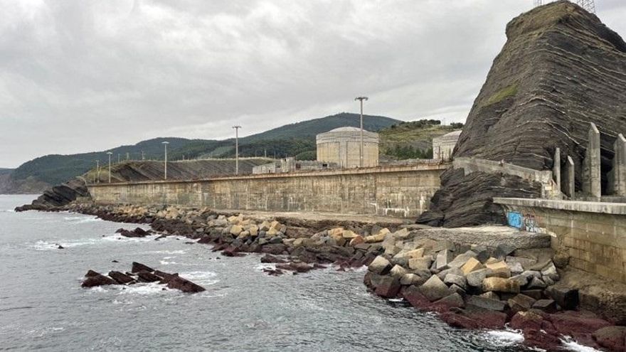 Euskadi negocia con Costas librarse del pago de 476.000 euros anuales por la concesión del dique de la central de Lemoiz