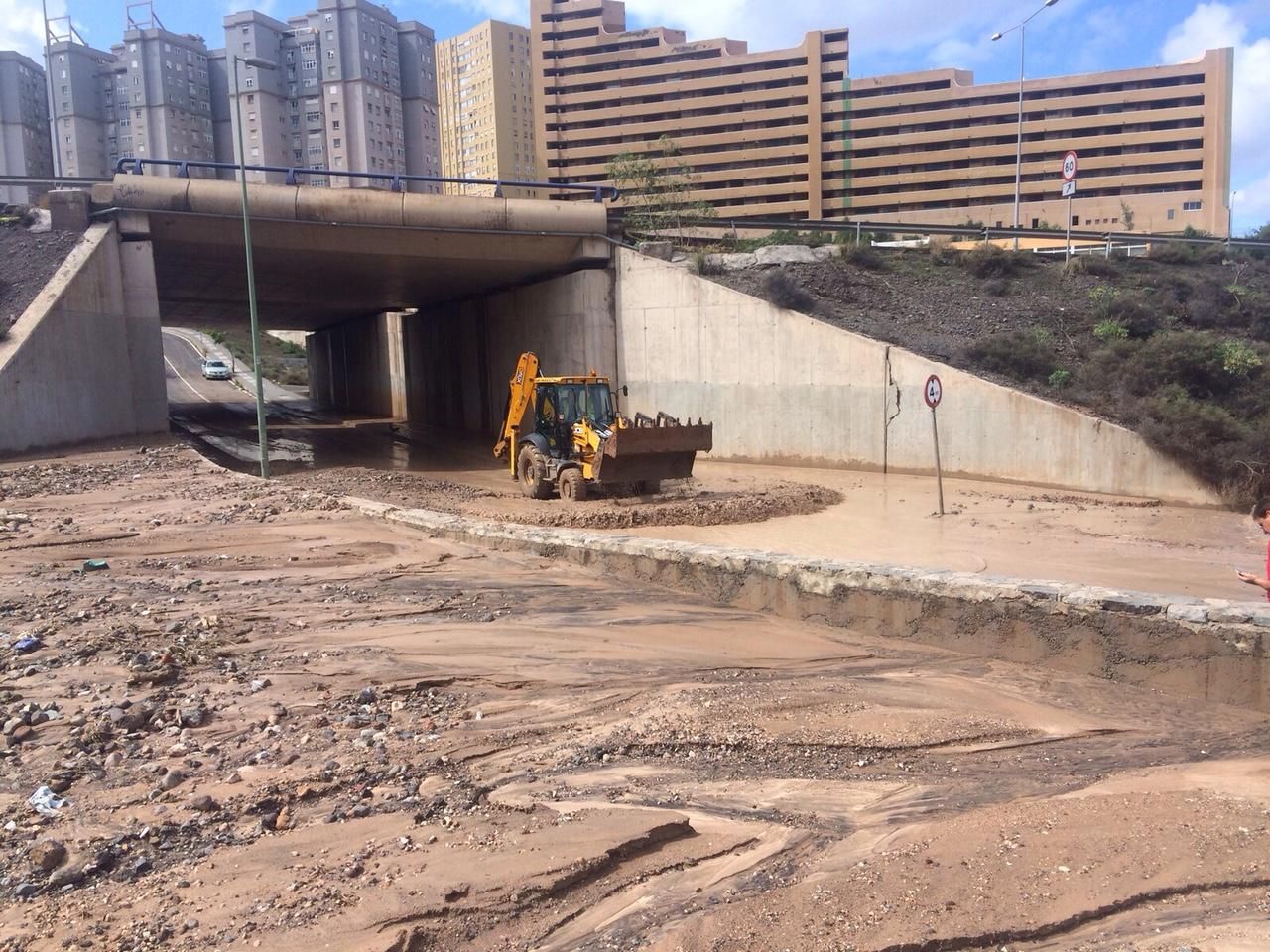 El Ayuntamiento inicia las primeras tareas para asegurar la ladera que amenaza con desprendimientos en Jinámar