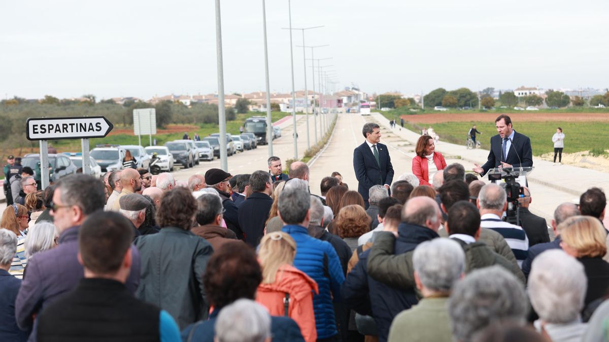 El ministro de Transportes y Movilidad Sostenible, Óscar Puente, interviene en el acto de la puesta en servicio de la conexión del enlace de las autovías SE-40/A-49 con Espartinas