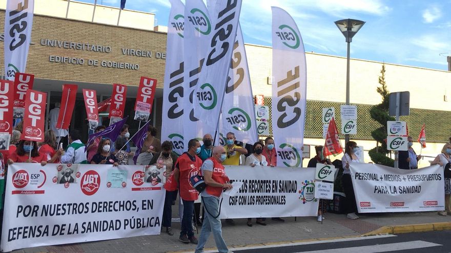 Sanitarios andaluces se movilizan contra los despidos de la Junta: "Han perdido la oportunidad de devolver a la sanidad pública a los niveles previos a 2008"