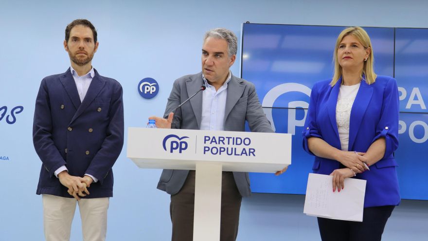 El diputado Sergio Sayas, el vicesecretario de Coordinación Autonómica y Local, Elías Bendodo, y la senadora Inmaculada Hernández, este viernes en rueda de prensa en Málaga.