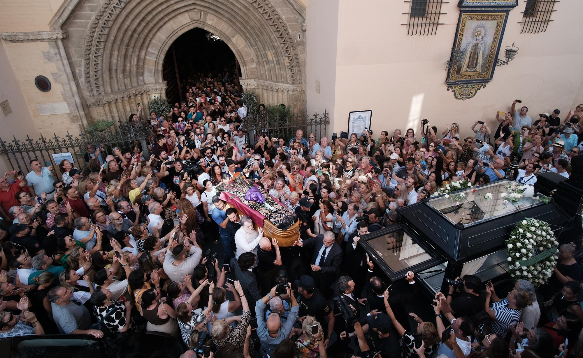 El último paseo de María Jiménez por las calles de Sevilla, en imágenes