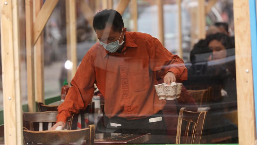 Descenso de casos de coronavirus en EEUU no estaría asociado a la vacuna, según expertos