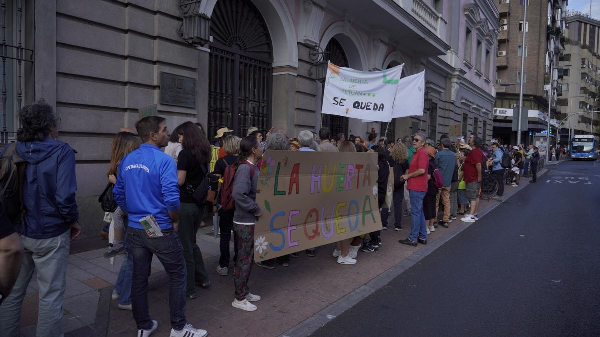 Concentración a las puertas de la Junta de Distrito de Tetuán