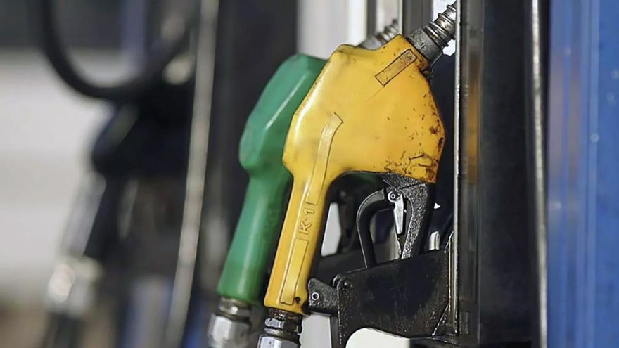 El precio de la nafta hoy: recupera valores históricos en dólares y es la más cara de la última década con respecto al salario