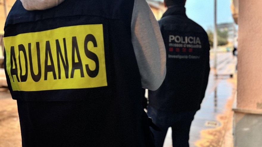 Archivo - Agente del Servicio de Vigilancia Aduanera de la Agencia Tributaria junto a un agente de los Mossos d'Esquadra