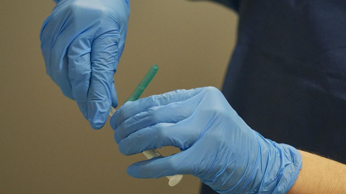 Archivo - Una trabajadora sanitaria manipula el material necesario para administrar la vacuna contra la COVID-19