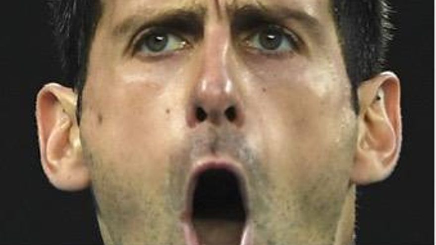 Fotode Djokovic en que parece esperar la pelota de tenis