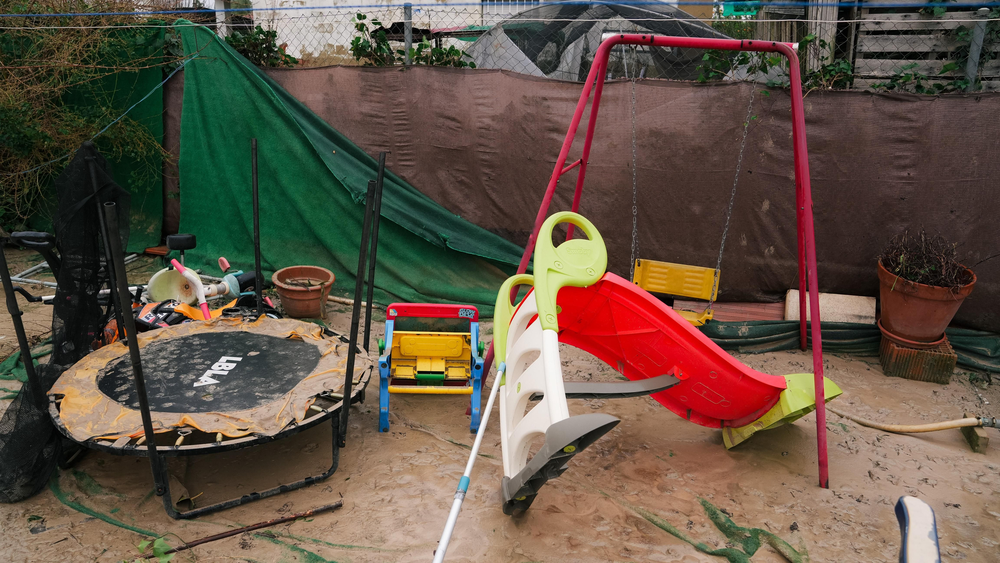 El lodo y el barro, dentro de las parcelas de las calles Perdiz y La Tórtola