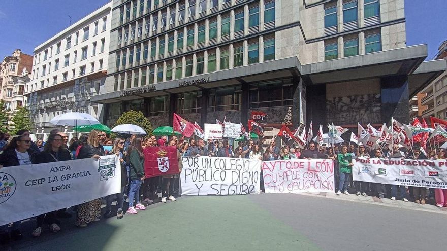 Profesores y padres de los colegios de León reclaman frente al Ayuntamiento mejoras en los centros