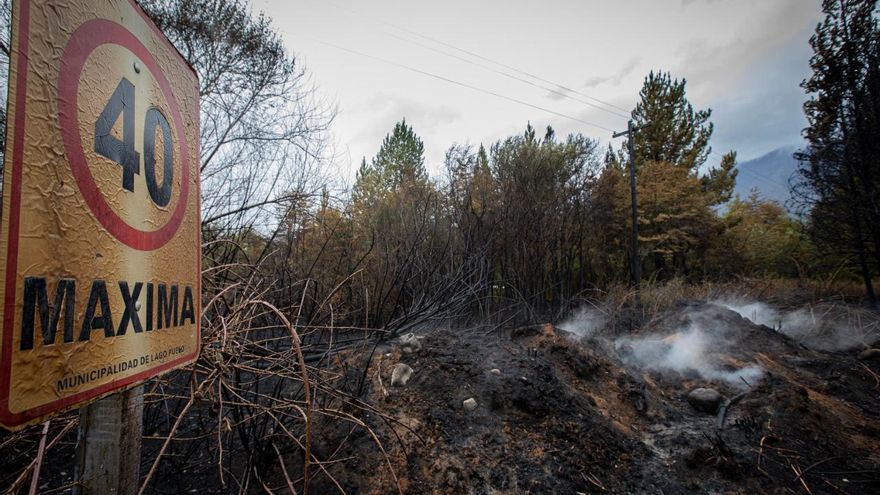 El incendio en El Lago Puelo comenzó el martes y destruyó 100 casas.
