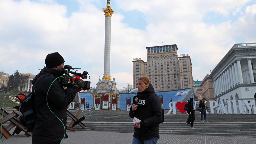 Periodistas trabajan en la Plaza de la Independencia de Kiev (Ucrania) este jueves.