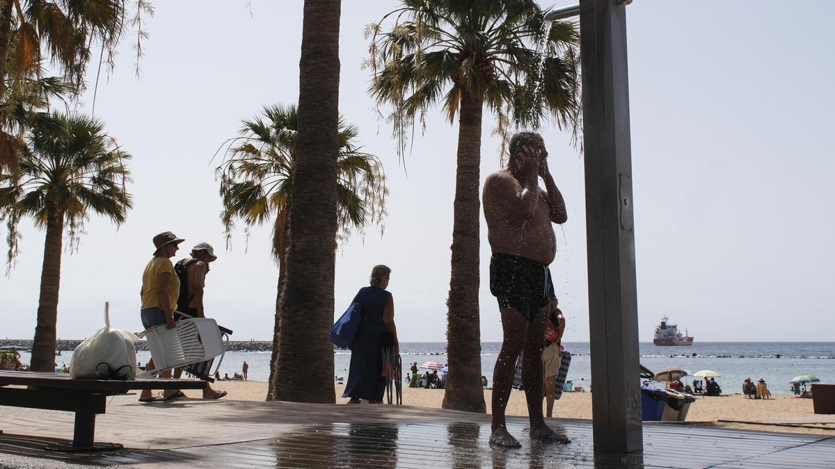 Un grupo de bañistas este viernes en la playa de Las Teresitas, en Santa Cruz de Tenerife