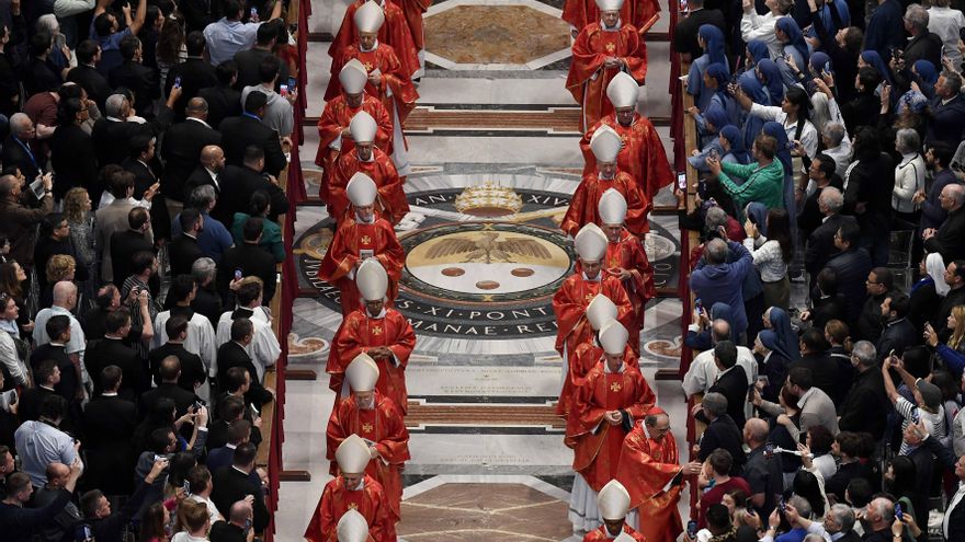 Una imagen de mano proporcionada por los medios de comunicación del Vaticano muestra cardenales asisten a una misa especial 'Pro eligendo papa' o para la elección del Papa, antes del inicio del cónclave