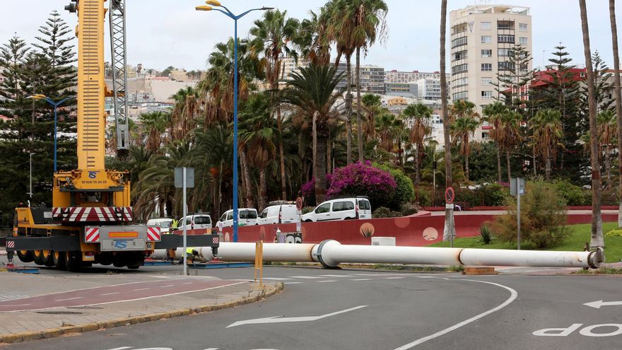 Desmontaje del mástil de la Fuente Luminosa. (ALEJANDRO RAMOS)