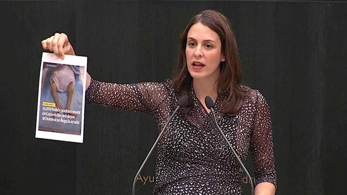 Rita Maestre mostrando un titular de prensa y la foto de un niño palestino desnutrido en el Pleno de Cibeles