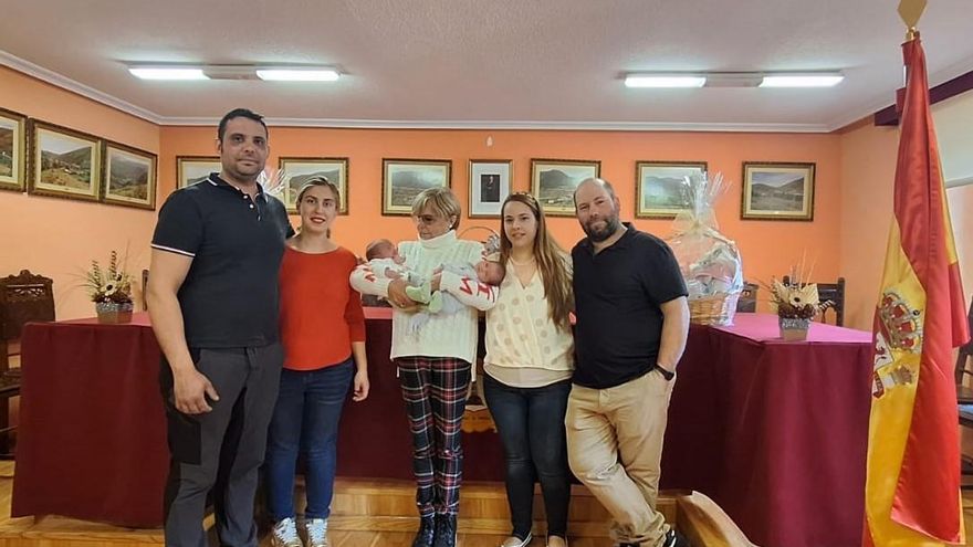 Murias de Paredes da la bienvenida a dos nuevos vecinos y anuncia que abrirá un centro infantil para niños de 0 a 3 años