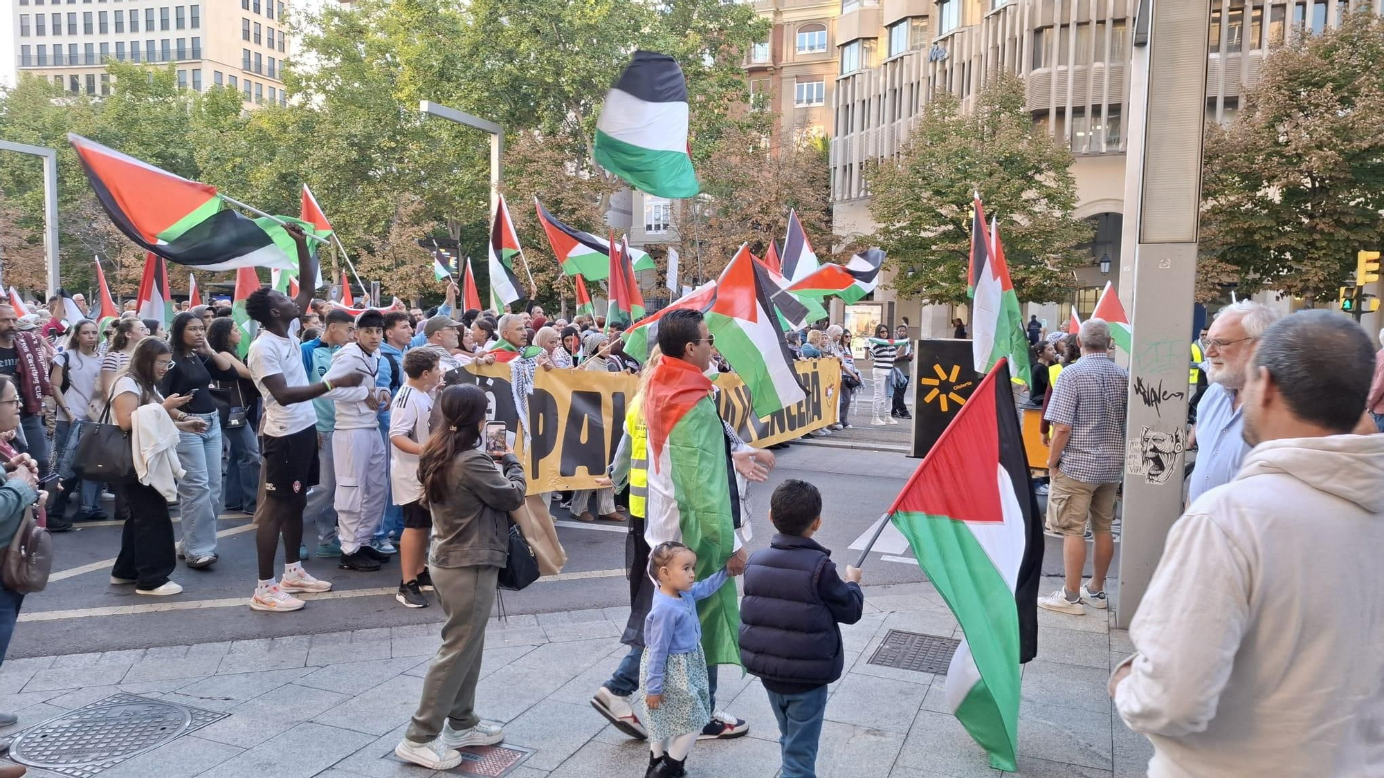 Un momento de la manifestación por Gaza en las calles de Zaragoza.