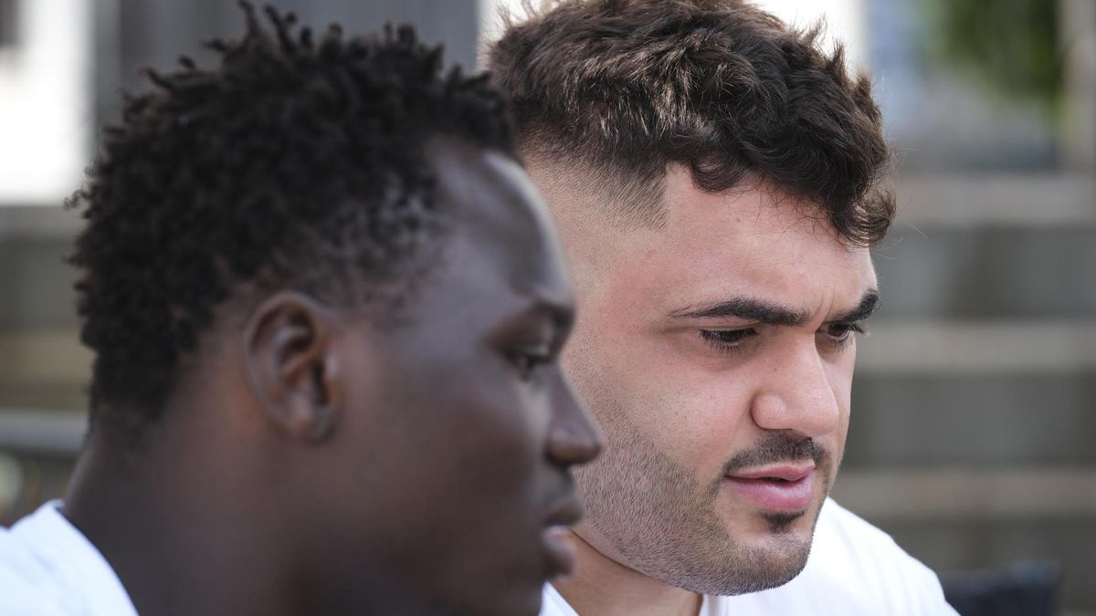 Lamine Dieng (Senegal, 2008) (i) y Eusebio Ledesma (Santa Cruz de Tenerife, 1996). EFE/Alberto Valdés