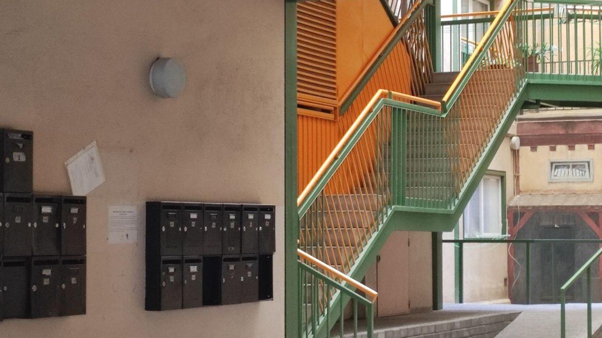 Interior del número 34 de la calle Lavapiés minutos después de que la comitiva judicial abandonase el edificio por la suspensión del desahucio.