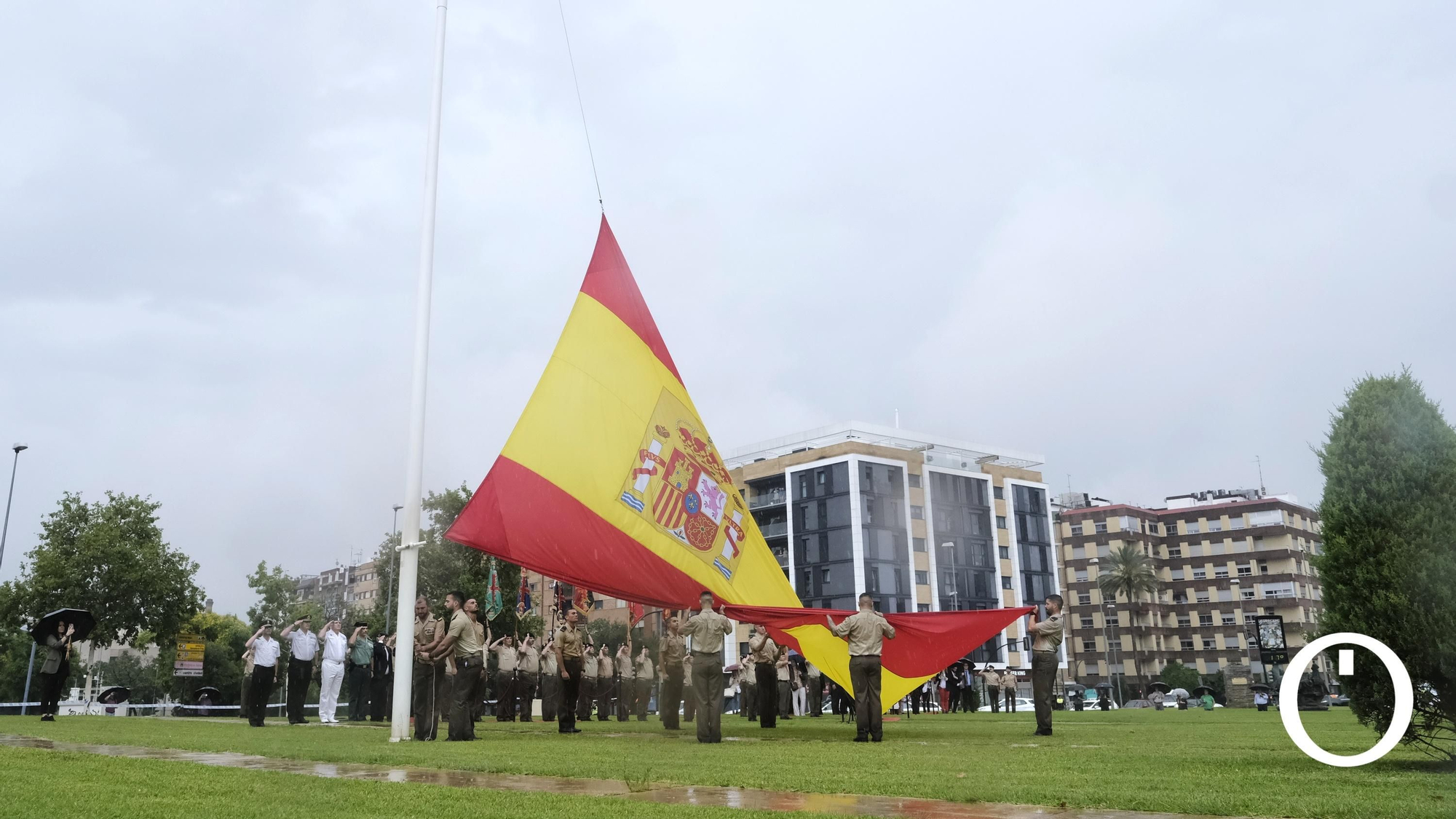 Izado de la bandera de España en la Plaza de España