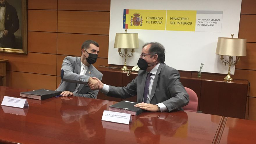 El consejero Eduardo Santos con el secretario general de Institucions Penitenciarias, Ángel Luis Ortiz