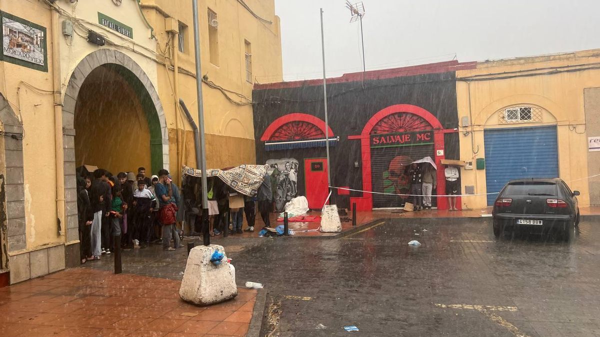 En uno de los desalojos de las zonas aledañas a la comisaría en Ceuta, los menores aguantaban bajo la lluvia las próximas indicaciones policiales.