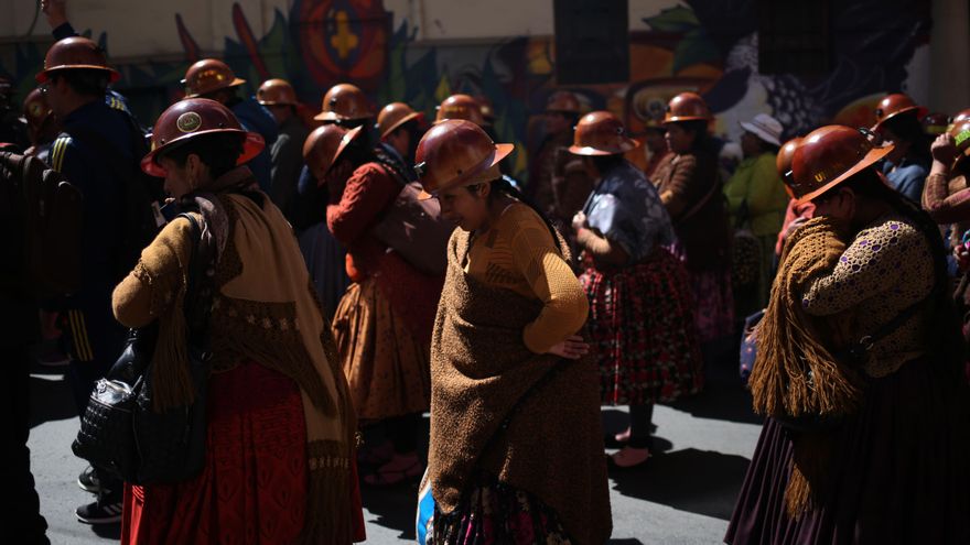 Mineros auríferos bolivianos marchan en demanda de dólares y combustible