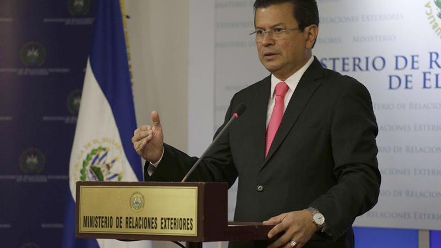 Canciller salvadoreño abogará por TPS ante nueva secretaria Seguridad de EE.UU.