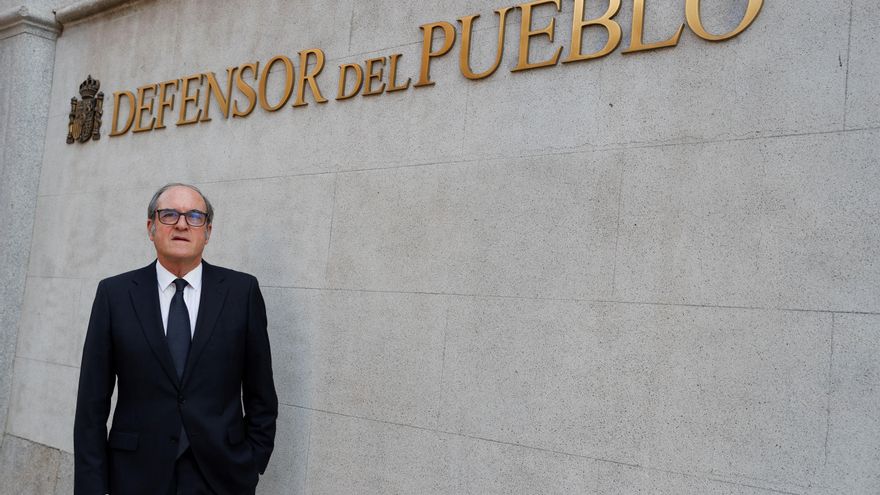 El nuevo defensor del Pueblo, Ángel Gabilondo, posa durante una entrevista mantenida con la Agencia Efe en Madrid. Gabilondo se compromete a trabajar por los derechos fundamentales, pero, ante una pandemia que no acaba, admite que el derecho individual no debe dañar a los más vulnerables y comprende que se pueda obligar a vacunarse a los profesionales del sector sanitario o las residencias. EFE/J.J. Guillén