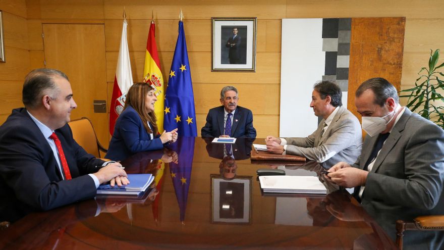 El presidente de Cantabria, Miguel Ángel Revilla, y el consejero de Obras Públicas, Ordenación del Territorio y Urbanismo, José Luis Gochicoa, se reúnen con la presidenta del Partido Popular (PP) de Cantabria, María José Sáenz de Buruaga