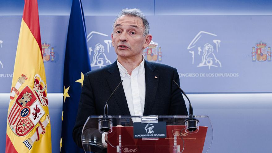 El portavoz parlamentario de IU y diputado de Sumar, Enrique Santiago, durante una rueda de prensa en el Congreso de los Diputados, a 21 de enero de 2025, en Madrid (España).