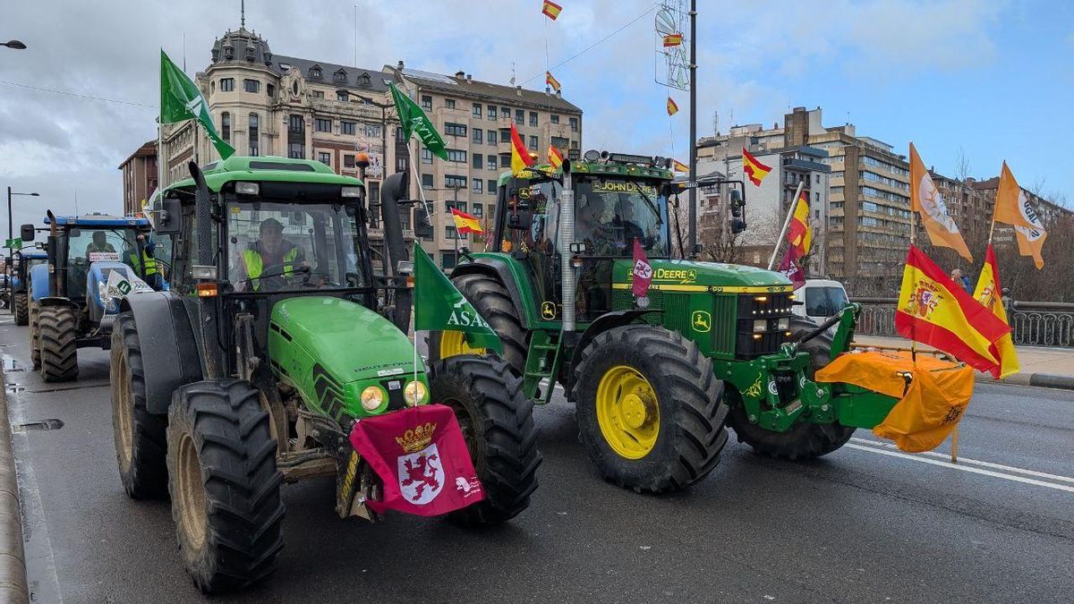 Tractores recorren la ciudad de León durante la marcha convocada por los sindicatos agrarios contra Mercosur.
