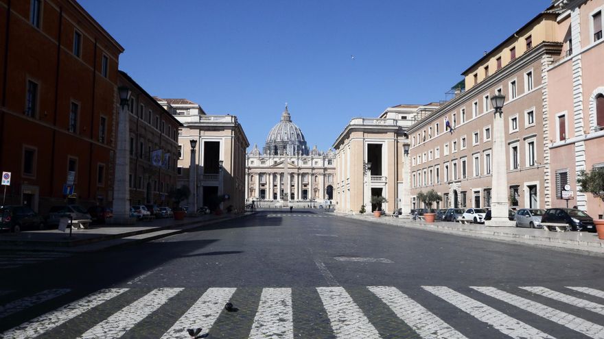 La plaza de San Pedro del Vaticano durante la cuarentena.