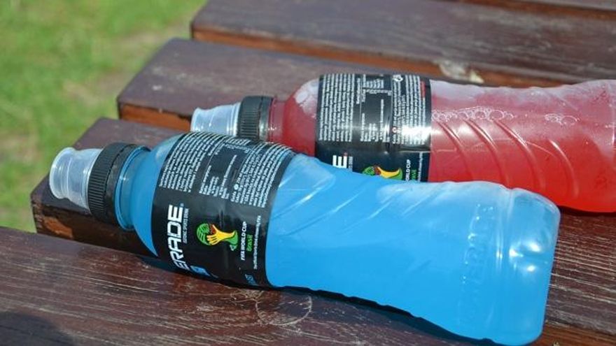 Bebidas isotónicas para deportistas: por qué no deben ser nuestra 'agua por defecto'