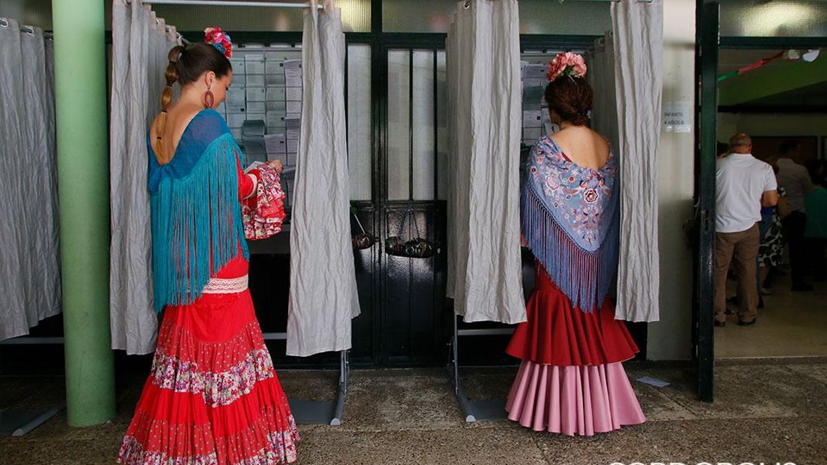 Dos cordobesas, vestidas de flamenca en un colegio electoral