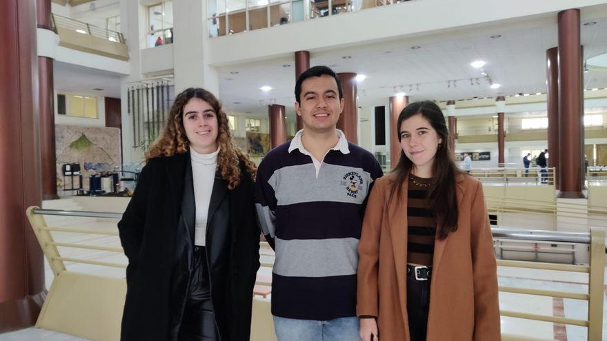 Teresa, Enrique y Laura en la ETSI, de la Universidad de Sevilla