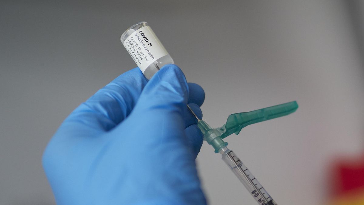 Una profesional sanitaria sostiene un vial con la vacuna de Janssen contra el Covid-19