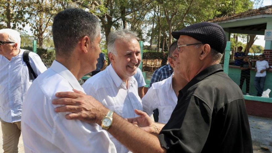 Ángel Víctor Torres en su visita a Cuba
