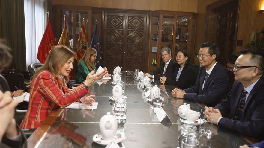 La alcaldesa de Zaragoza reúne a treinta empresas locales para estrechar los lazos comerciales con la ciudad china de Jiaxing