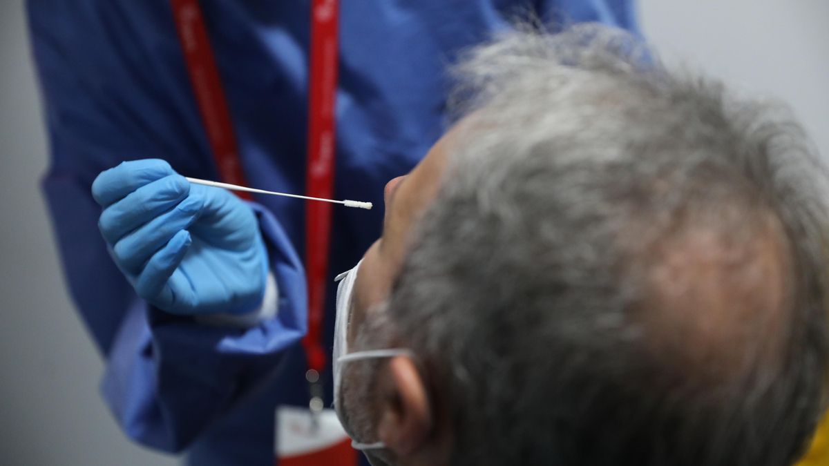 Archivo - Un sanitario realiza un test de antígenos.