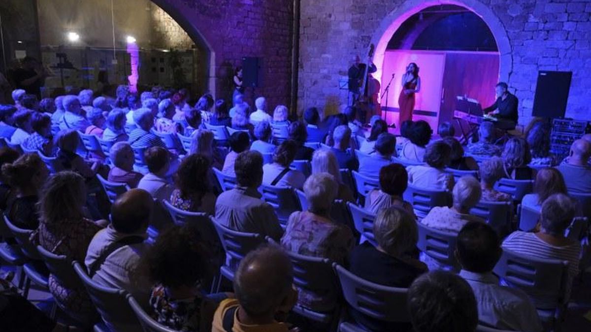 El escenario elegido cuenta con más de siete siglos de historia y está situado estratégicamente sobre una colina que domina el tramo final del río Llobregat