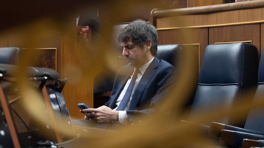 Archivo - El ministro de Cultura, Ernest Urtasun, durante una sesión de control al Gobierno, en el Congreso de los Diputados, a 9 de abril de 2025