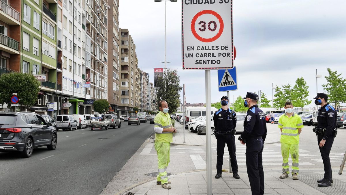Señal de aviso de 'Santander, ciudad 30'.