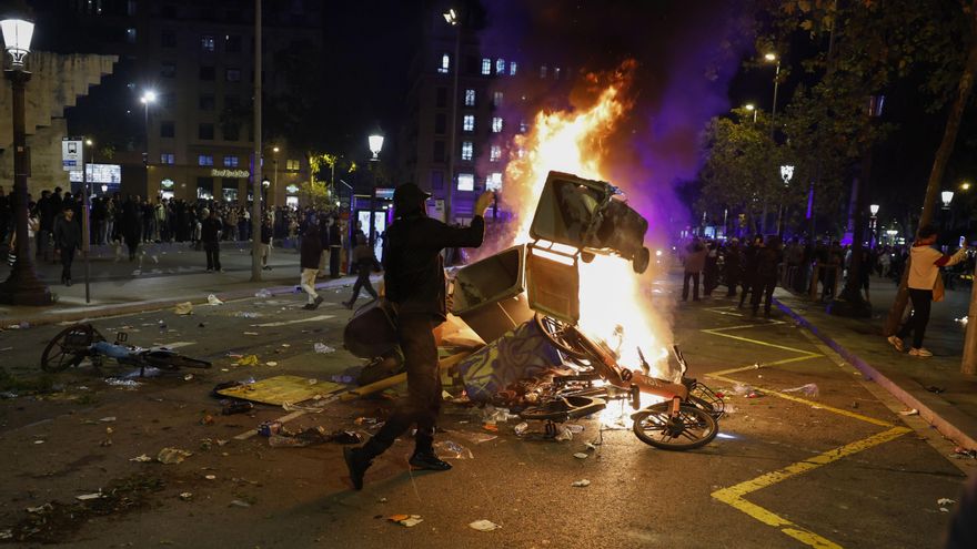 Altercados, saqueos y cargas en el centro de Barcelona en una protesta juvenil "contra el sistema"