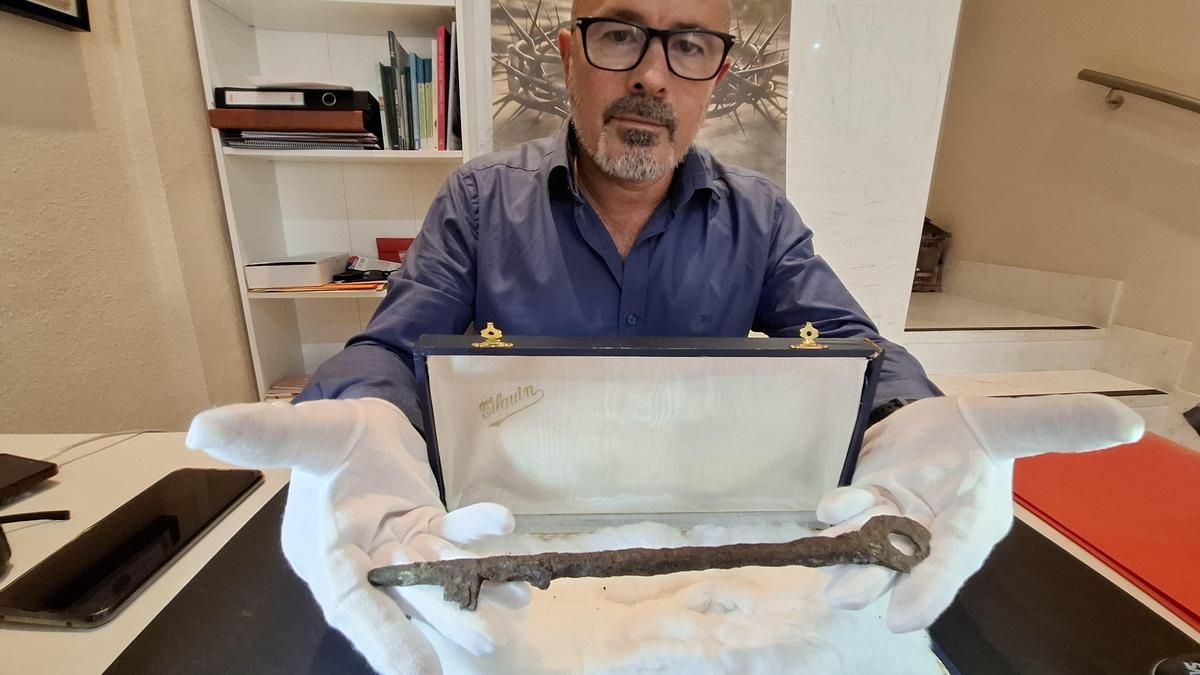 José Antonio Fernández con la llave que podría pertenecer a una de las torres o un calabozo de la Alhambra
