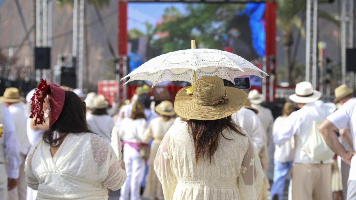 Los Indianos de Santa Cruz de La Palma, este lunes, en una de sus ediciones más multitudinarias e internacionales, con más de 70.000 asistentes entre residentes y visitantes.