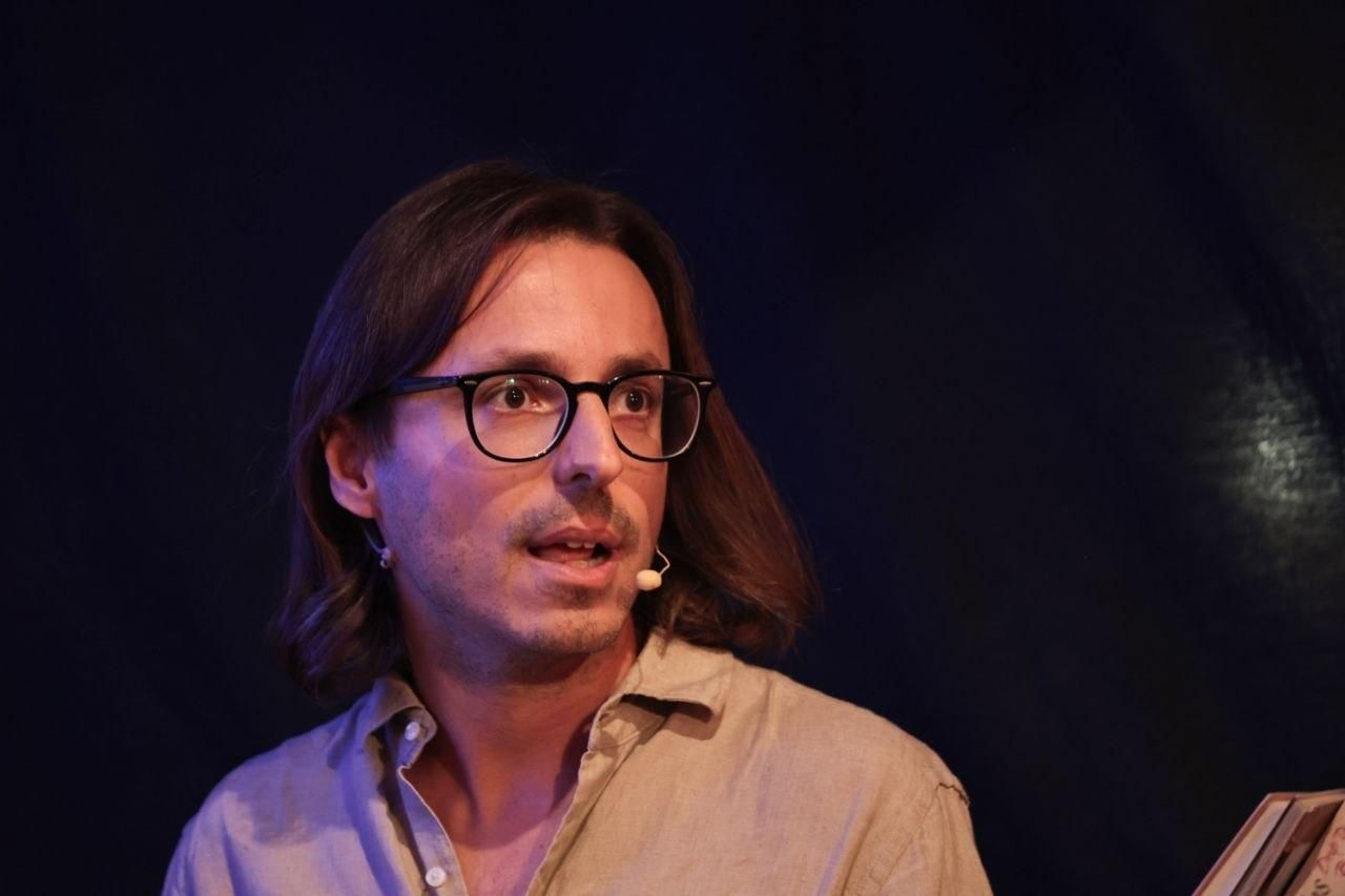 El periodista y colaborador de elDiario.es, moderando la segunda mesa